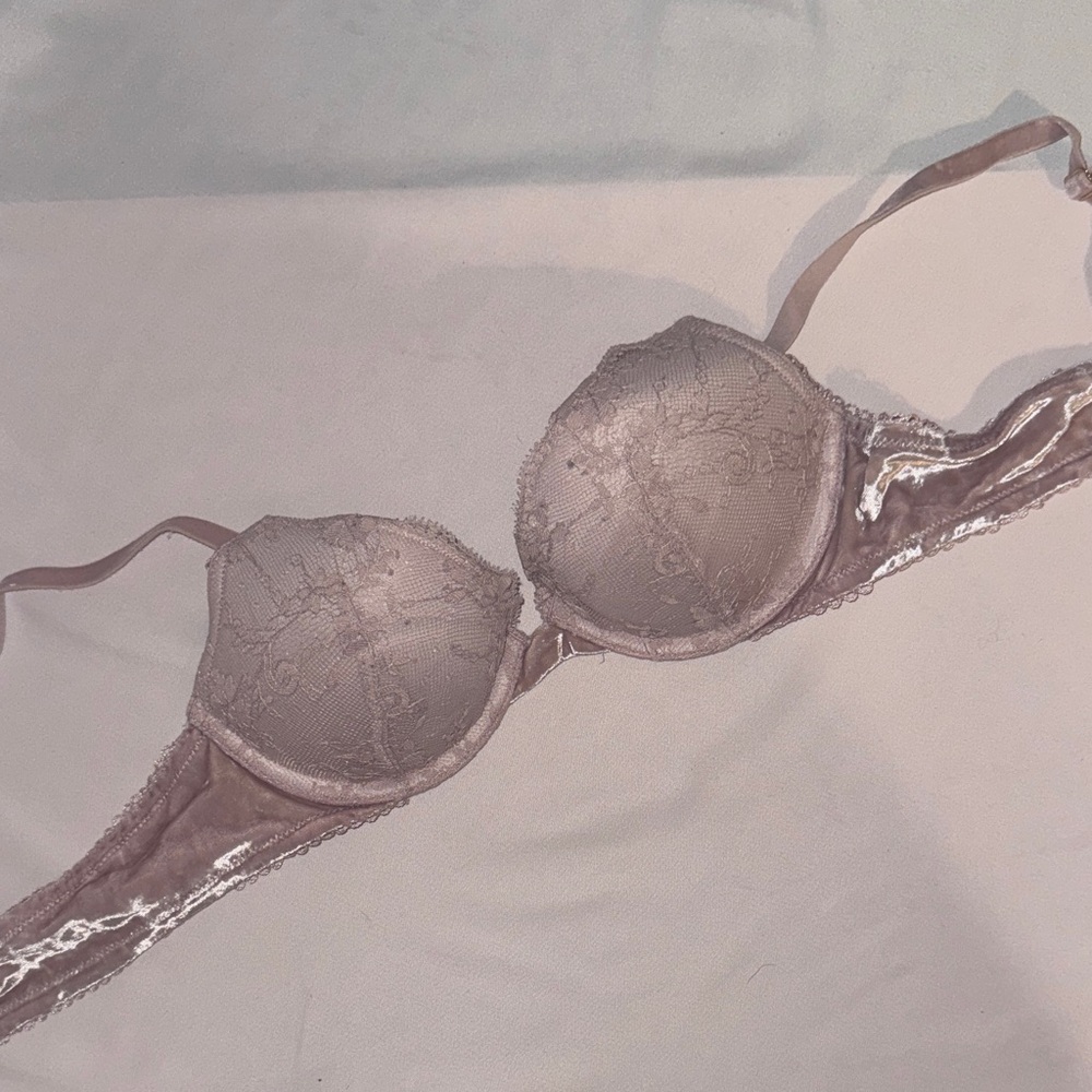 Victoria's Secret Lace Velvet Underwire Bra - Light Pink